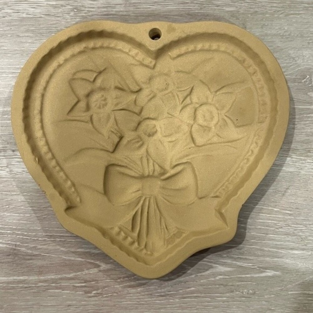 Brown Bag Cookie Art Cookie Mold/ Stamp - 1990 Hill Design- Heart with Daffodils